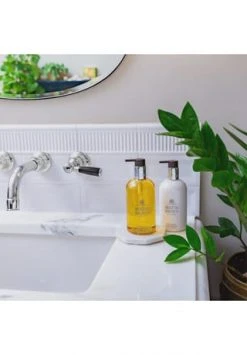 MOLTON BROWN HAND CARE Flora Luminare Hand Lotion 300ml -Günstiges Pflegesets Geschäft unnamed file 596